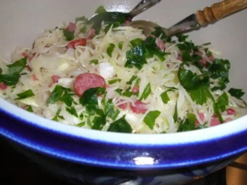 Коулслоу с беконом и колбасой