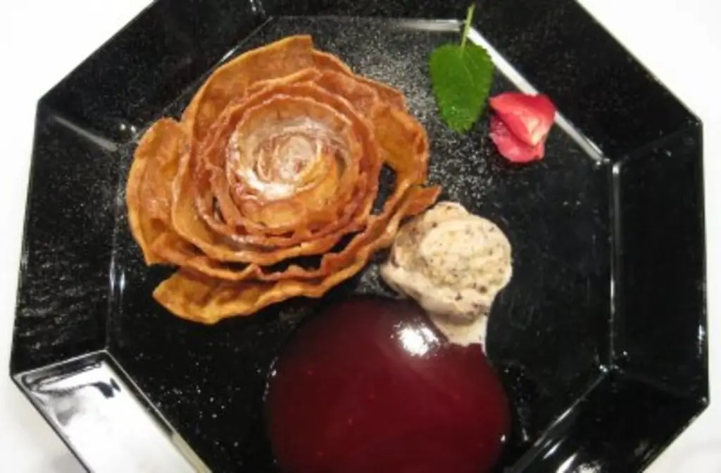 Rosenkuchen с малиновым пюре и марципановым мороженым