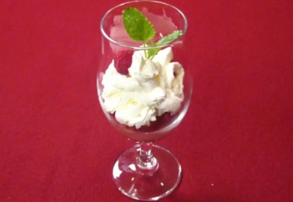Малиновое мороженое с замороженной малиной и сахаром