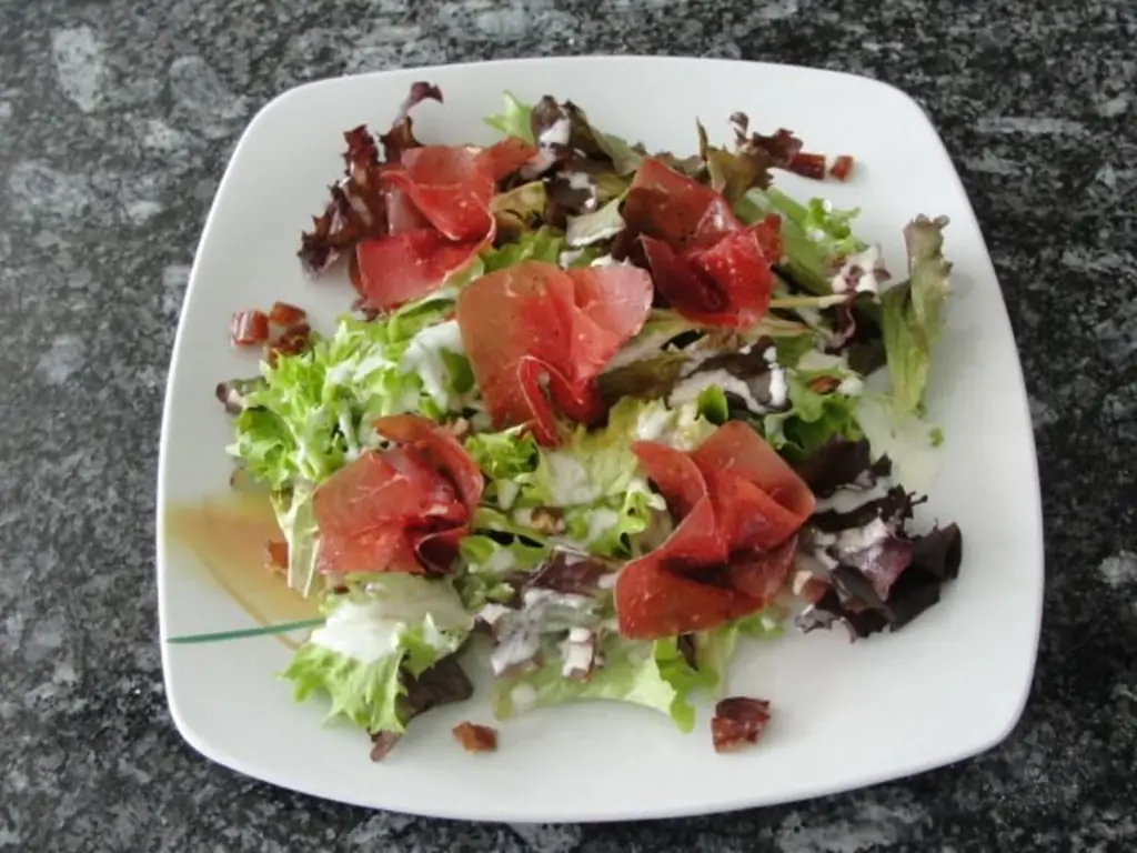 Picksalat с Bündnerfleisch