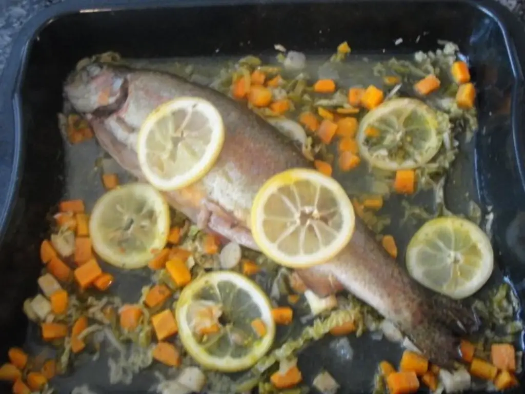 Форель с семгой и овощами