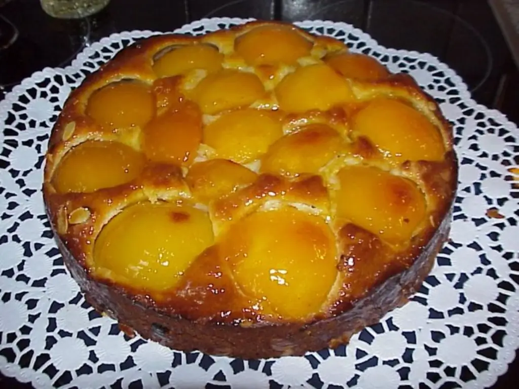 Персиковый торт с шоколадной стружкой