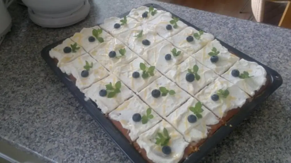Черничный торт из формочек с гоголем-могольм и сливками
