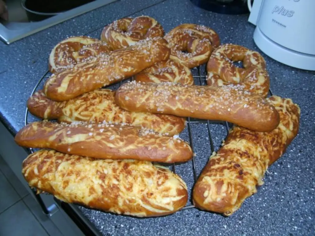Крендельки с мукой и кубиками дрожжей