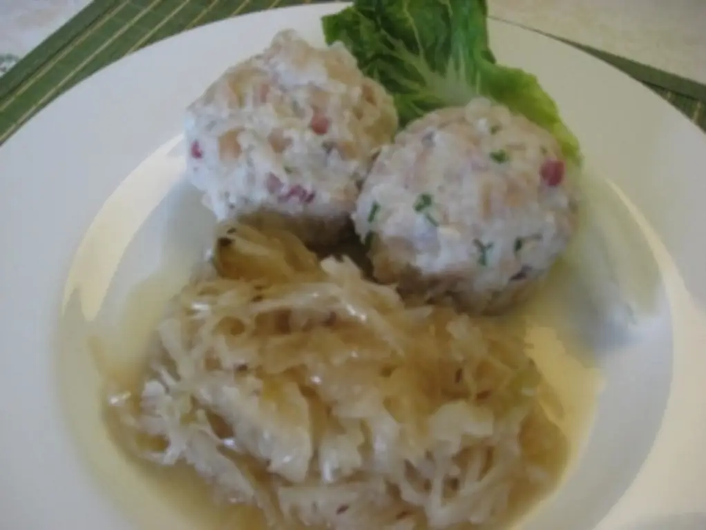 Тирольские пельмени с беконом и квашеной капустой