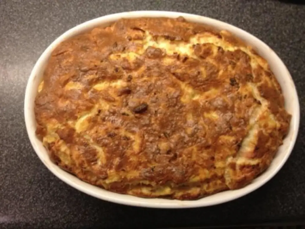 Schinkenfleckerl с салатом из баранины