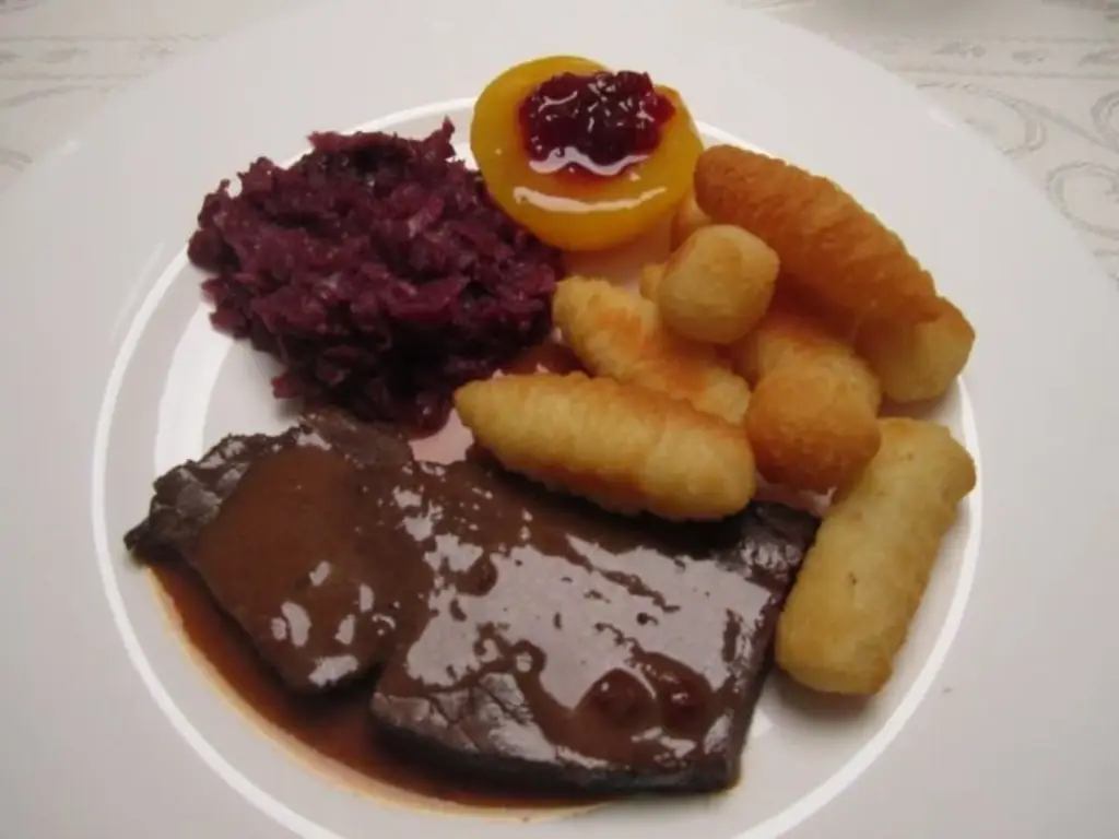 Жареная оленина с красной капустой и крокетами
