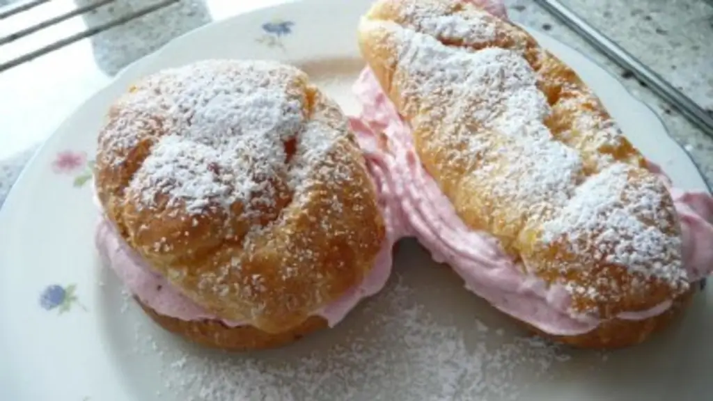 Воздушные кремовые пирожные и эклеры с клубничным кремом