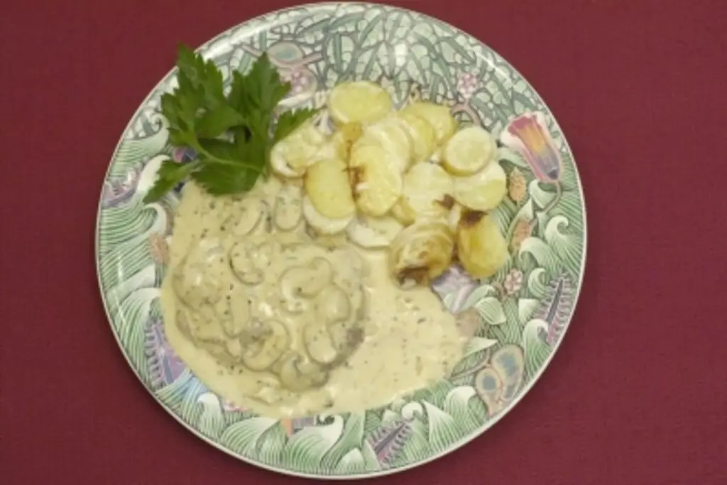 Говяжье филе с грибным сливочным соусом и картофельным гратеном (Клаудия Эффенберг)