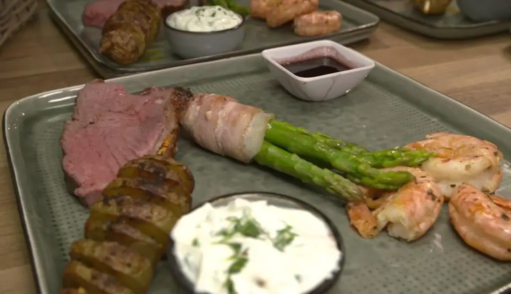 Surf 'N' Turf: выловленные в дикой природе аргентинские красные креветки 'N' ирландский ростбиф сухой выдержки