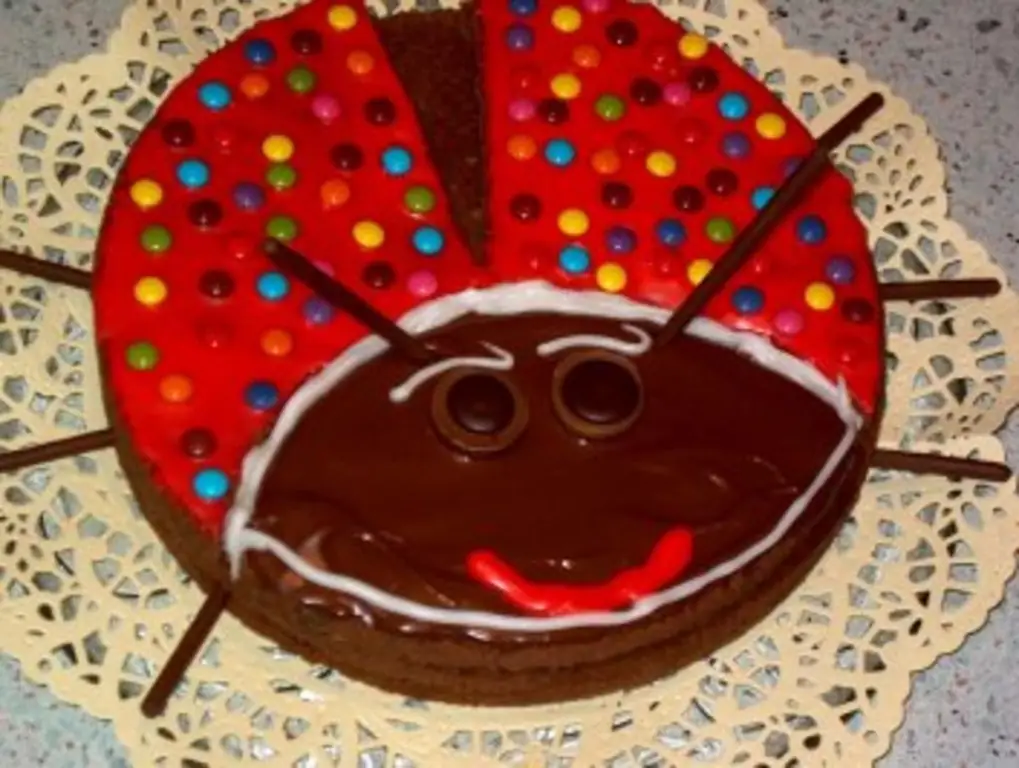Смешной торт с божьей коровкой