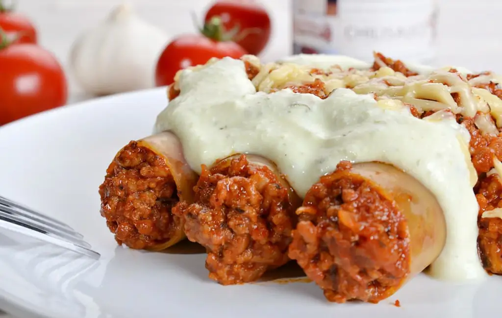Каннеллони с мясным фаршем и сырным соусом