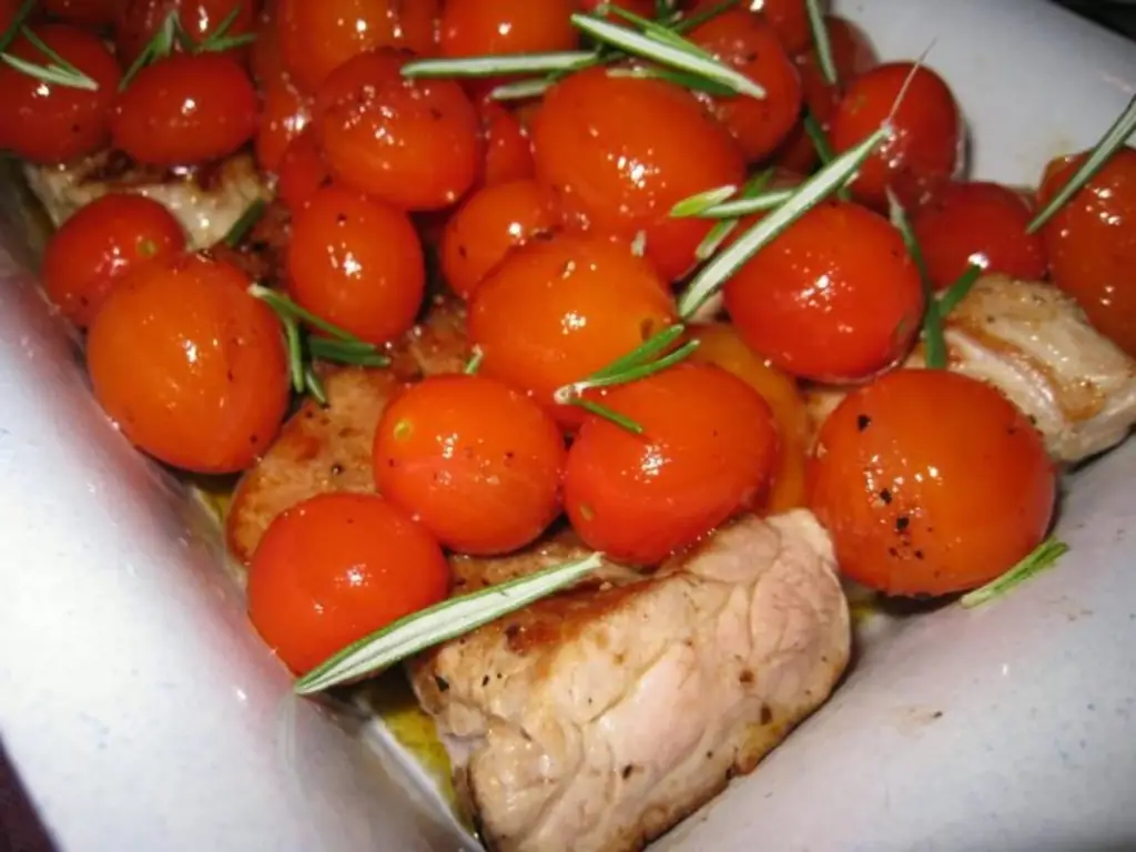 Медальоны из свинины с помидорами на гриле и дольками картофеля