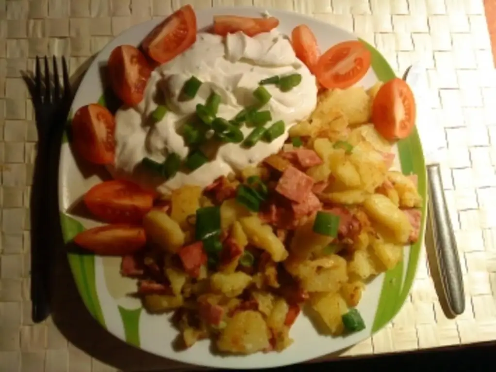 Жареный картофель с творогом