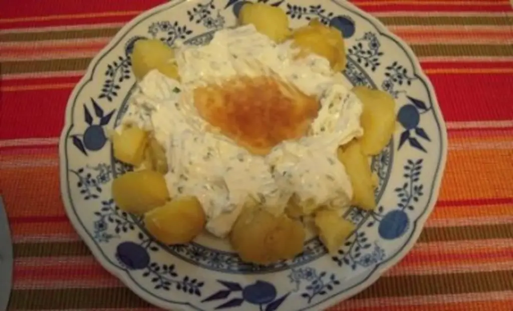 Картофель в кожуре с творогом и беконом