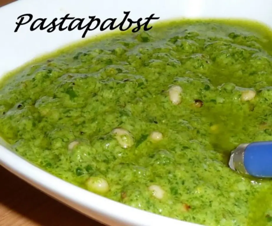 Песто из рукколы с рукколой и кедровыми орешками