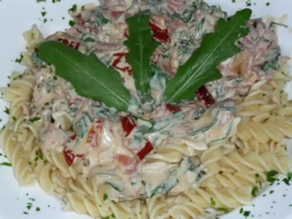Паста с рукколой и ветчиной Серрано