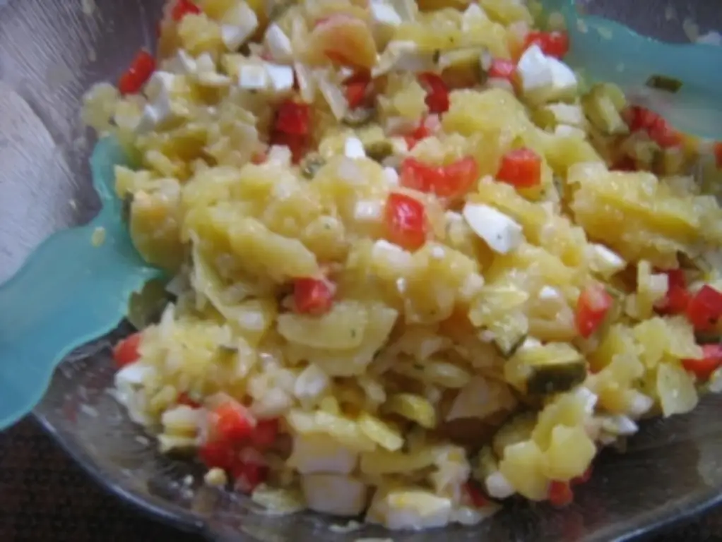 Розовый разноцветный картофельный салат
