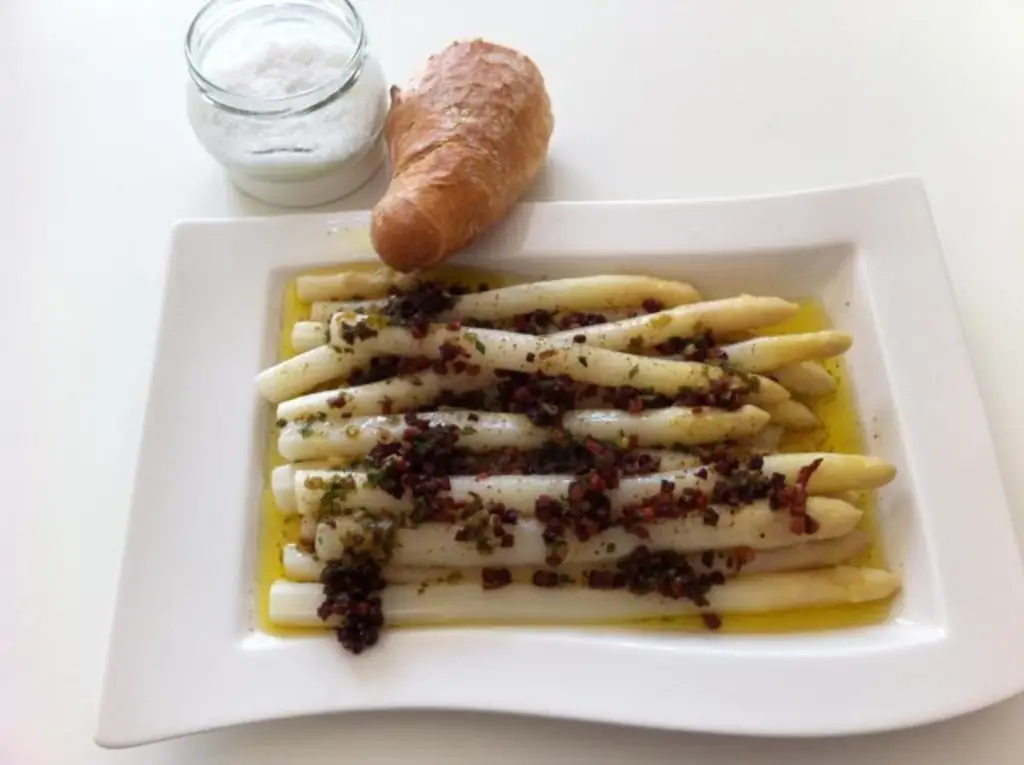 Спаржа с нарезанной кубиками ветчиной и ароматным сливочным маслом