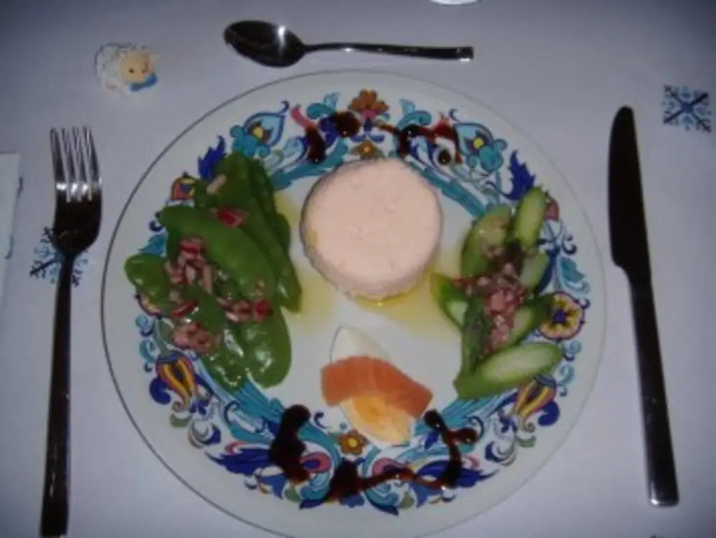 Мус из лосося с зеленой спаржей и горохом