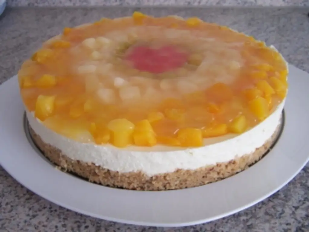 Смешайте фруктовый торт с сердечками и маслом