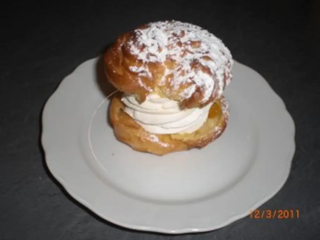 Сливочные пирожные с молоком и маслом