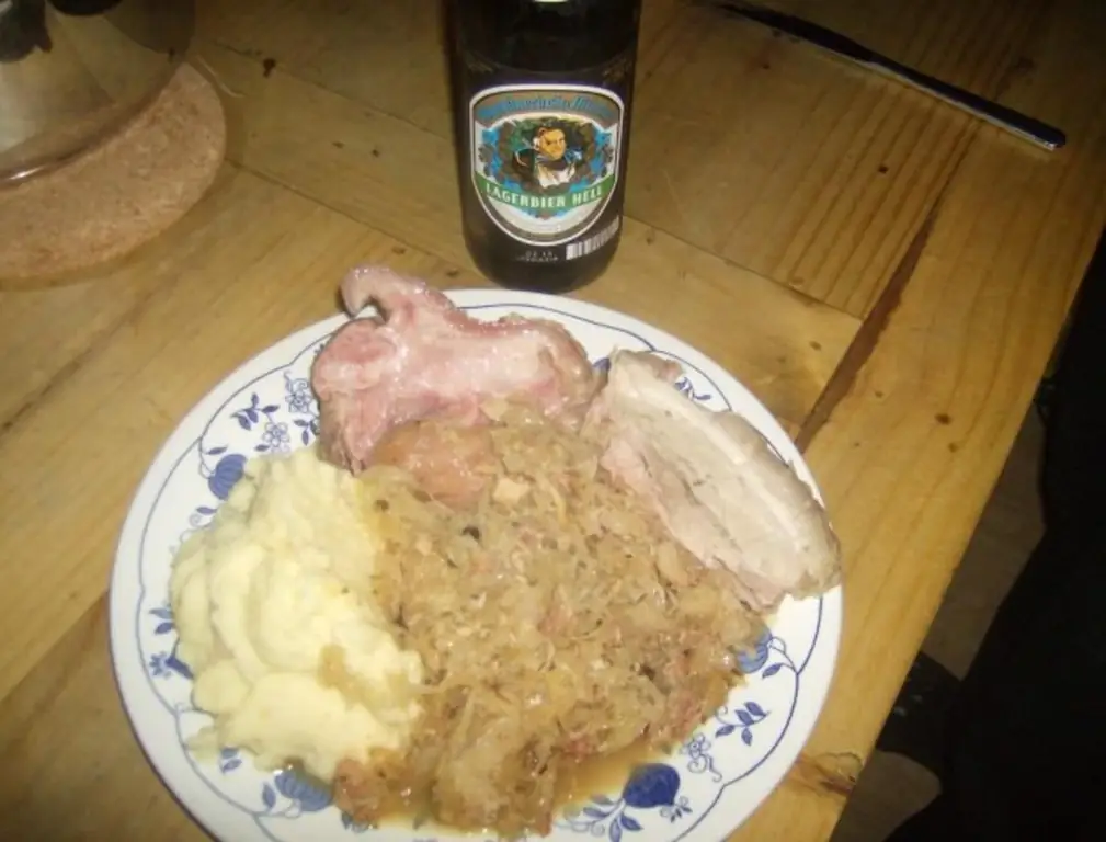 Oktoberfesthaxn свиная рулька и приготовленный гамбургер