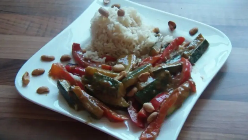 Овощи с ореховым соусом и хрустящими орехами