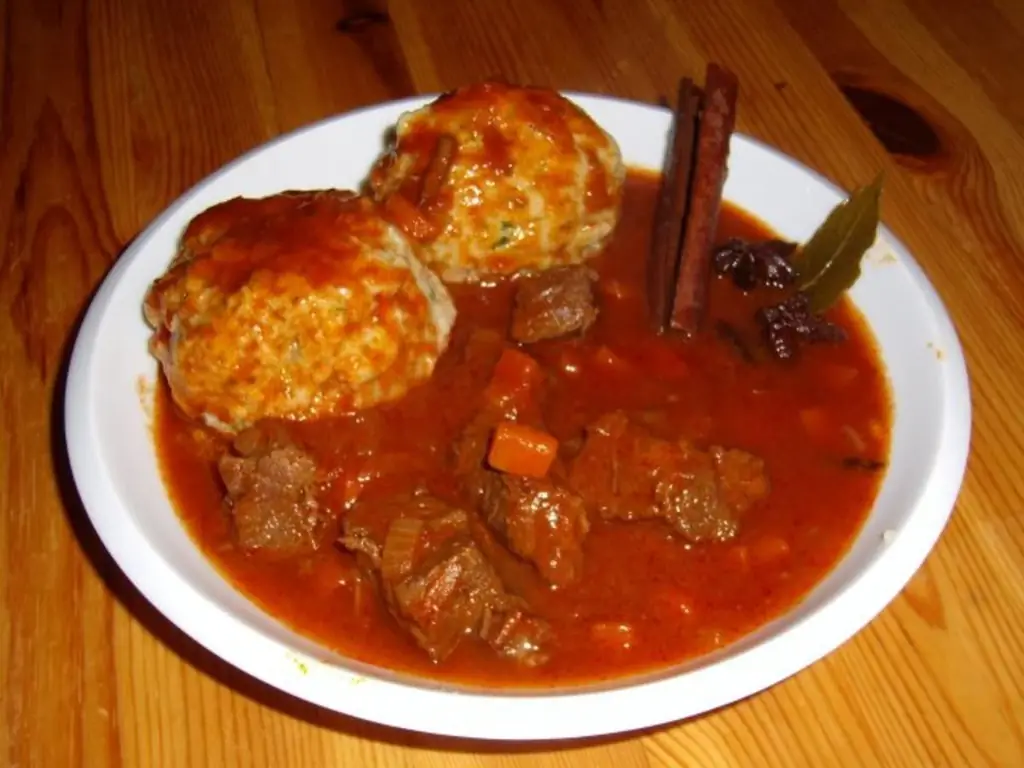 Гуляш с гуляшом из говядины и луком