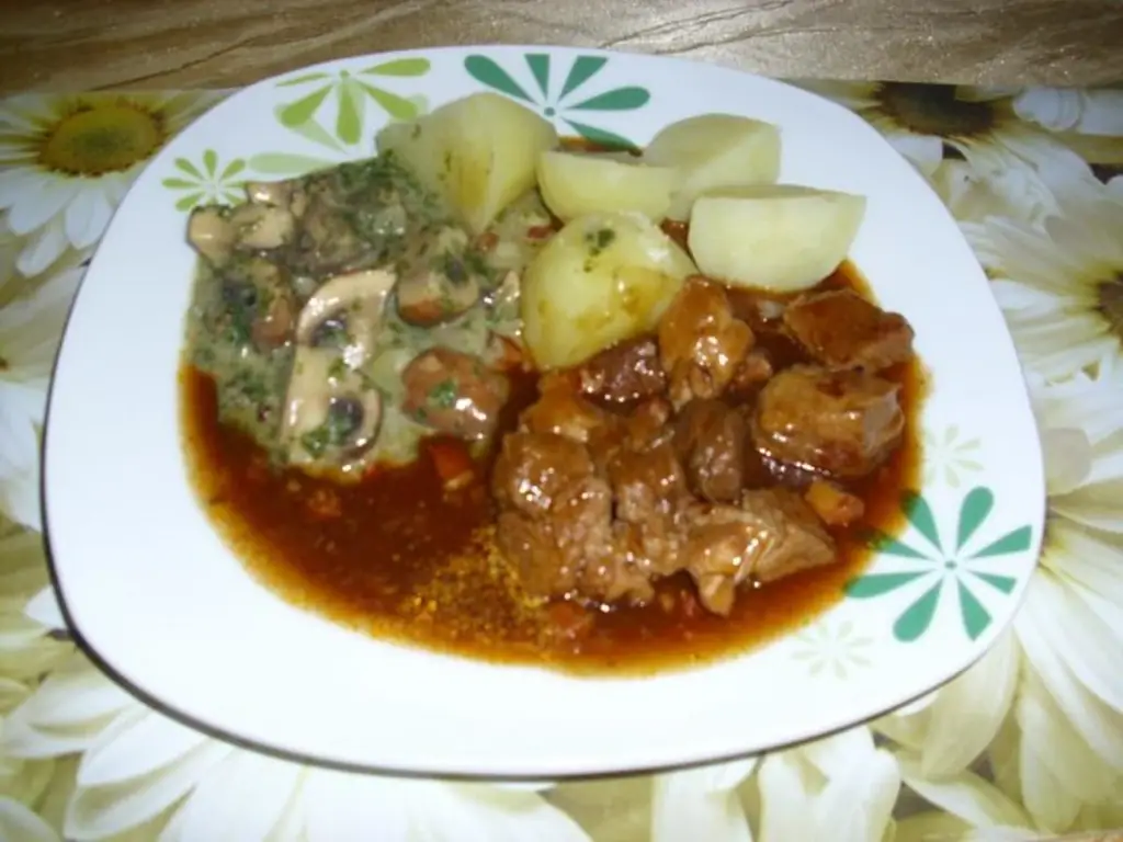 Гуляш пополам с грибными овощами