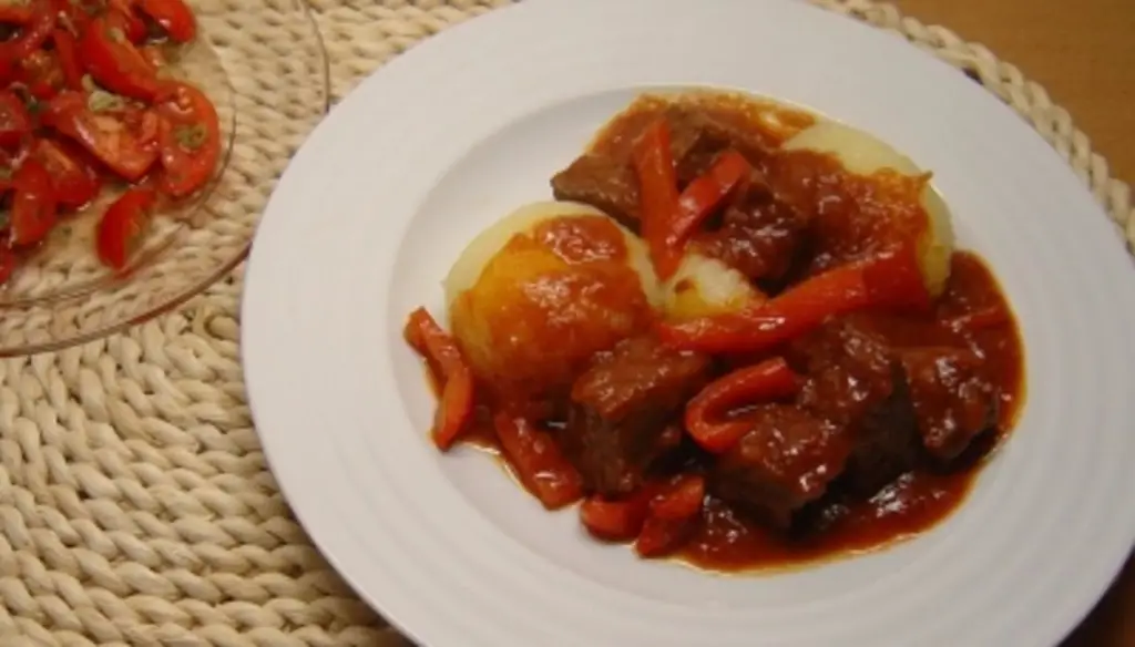 Перечный гуляш с нарезанной кубиками говядиной