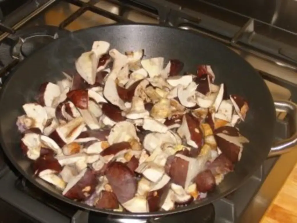Свежие боровики с макаронами