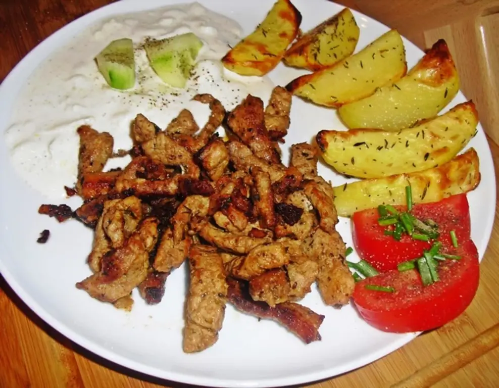 Гирос с цацики и печеным картофелем