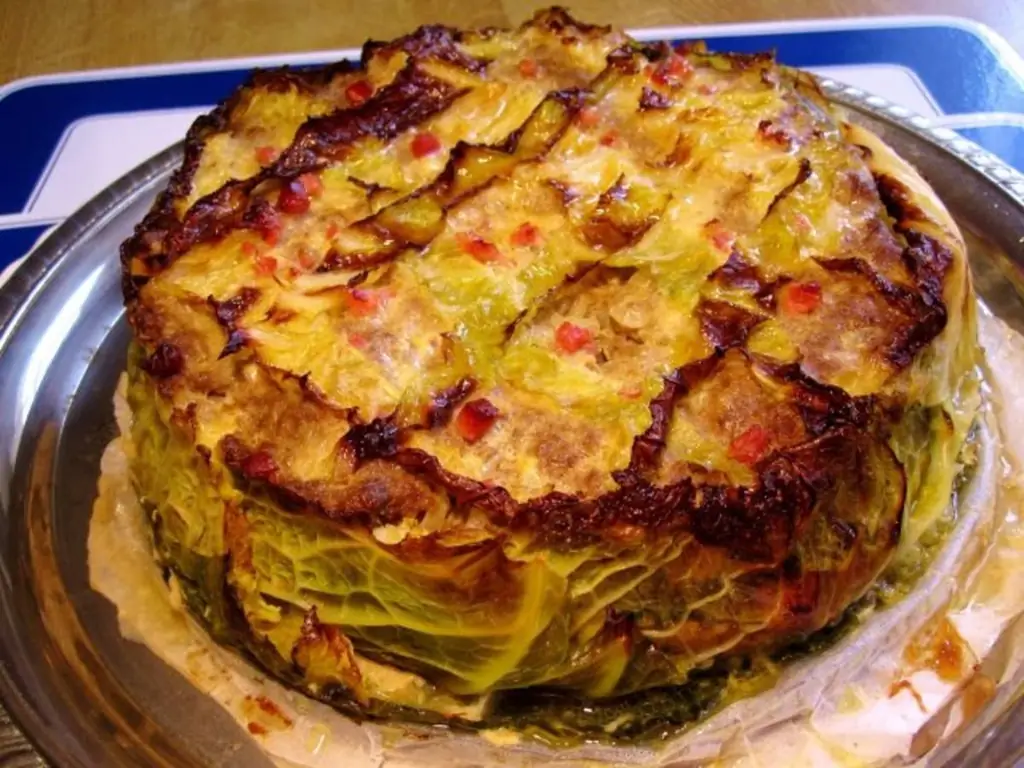 Пряный капустный пирог с начинкой из лисичек и пикантного фарша