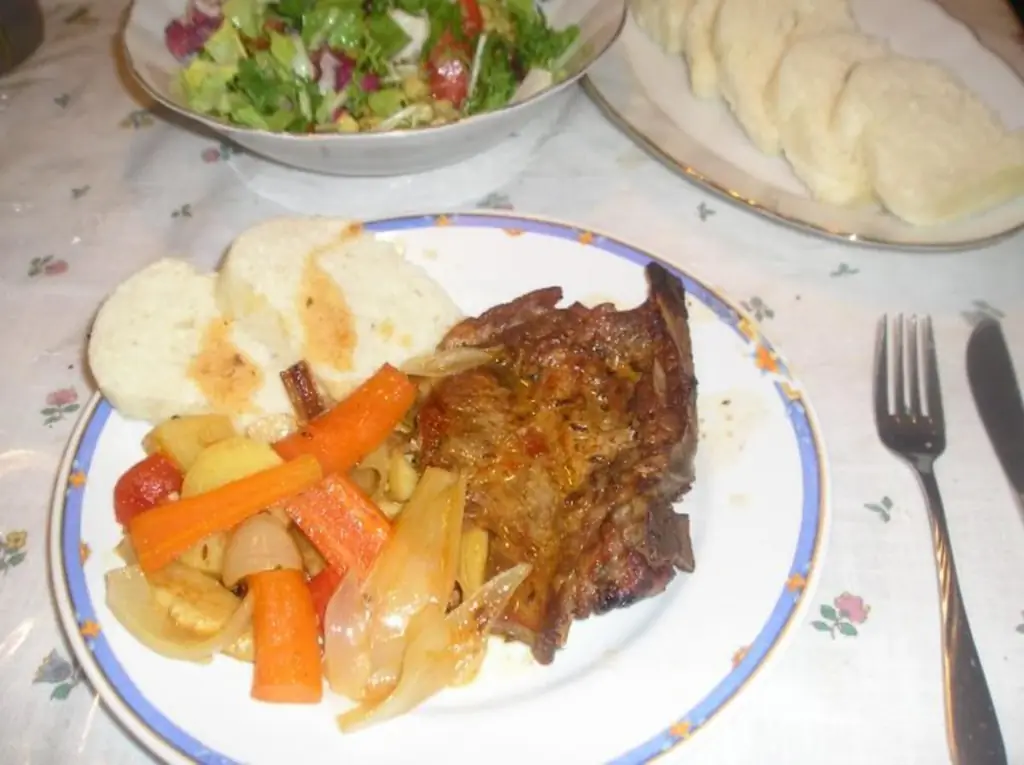 Жаркое в горшочке с овощами и кнедликами по-богемски