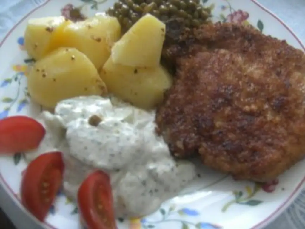 Отбивная с вкусным салатом из огурцов