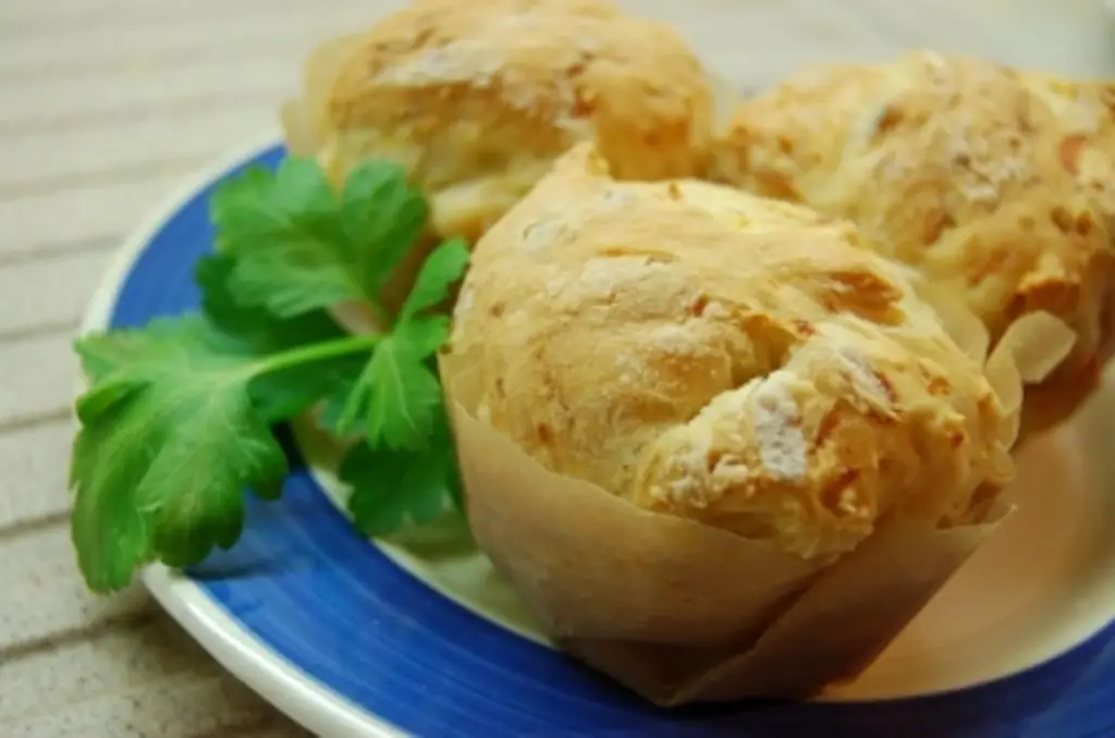 Картофельный хлеб с мукой и свежеприготовленным очищенным картофелем, процеженный
