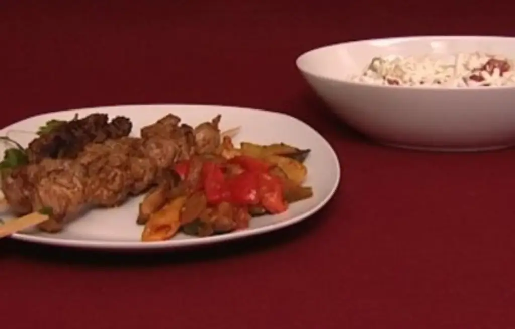 Марокканские шашлычки с овощами и салатом (Наджа Бенаисса)