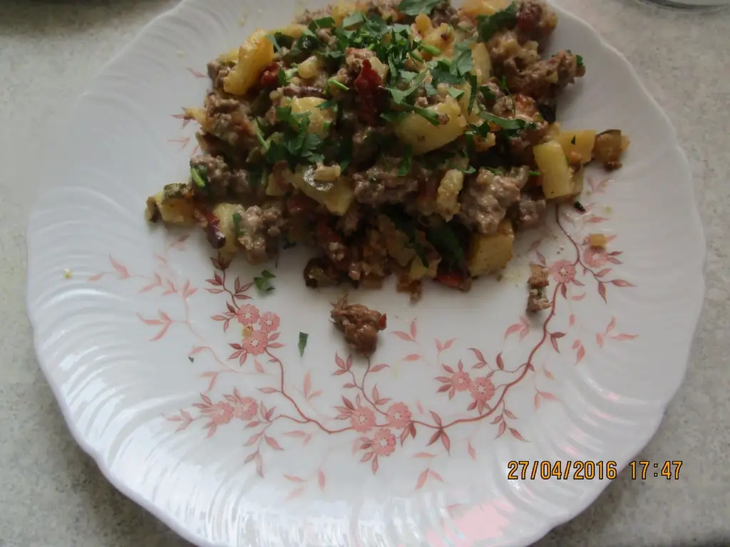 Мясная сковорода с картофелем и маслом