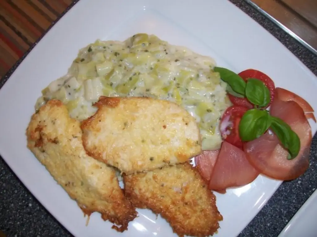 Курица с пармезаном и луком-пореем