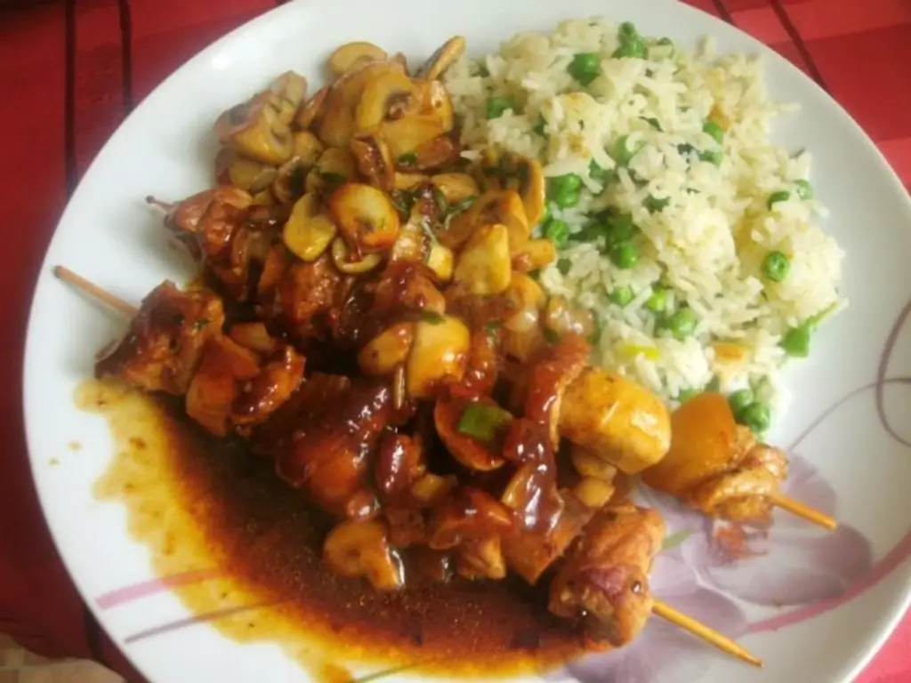Мясной шашлык с пряными грибами и овощным рисом