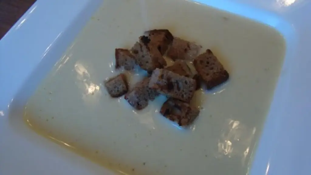 Чесночный крем-суп с зубчиками чеснока и овощным бульоном
