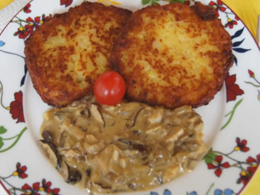 Жареный картофельный пирог с соусом из лесных грибов