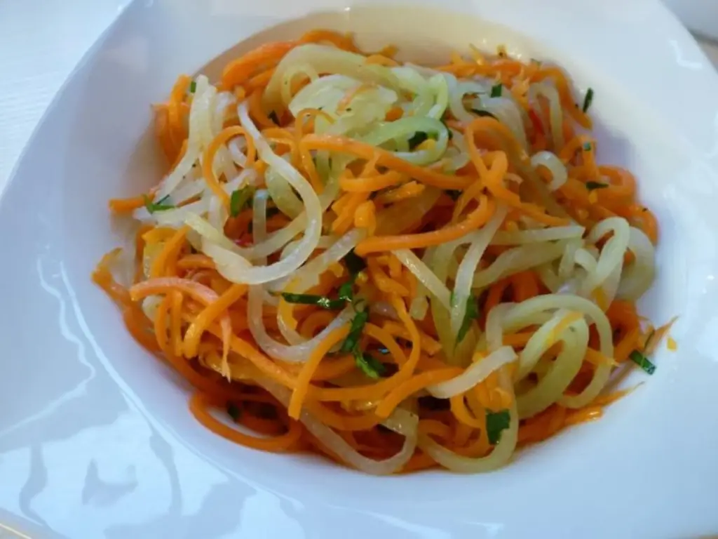 Спиральный салат из свежей моркови и свежей кольраби с зеленью
