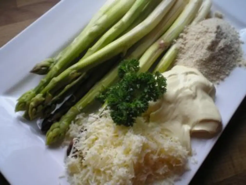 Зеленая спаржа с сырной корочкой