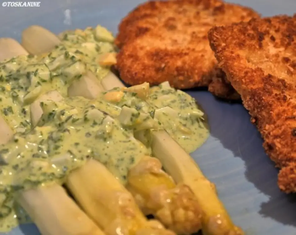 Спаржа в духовке с соусом из петрушки и кокосовой стружкой