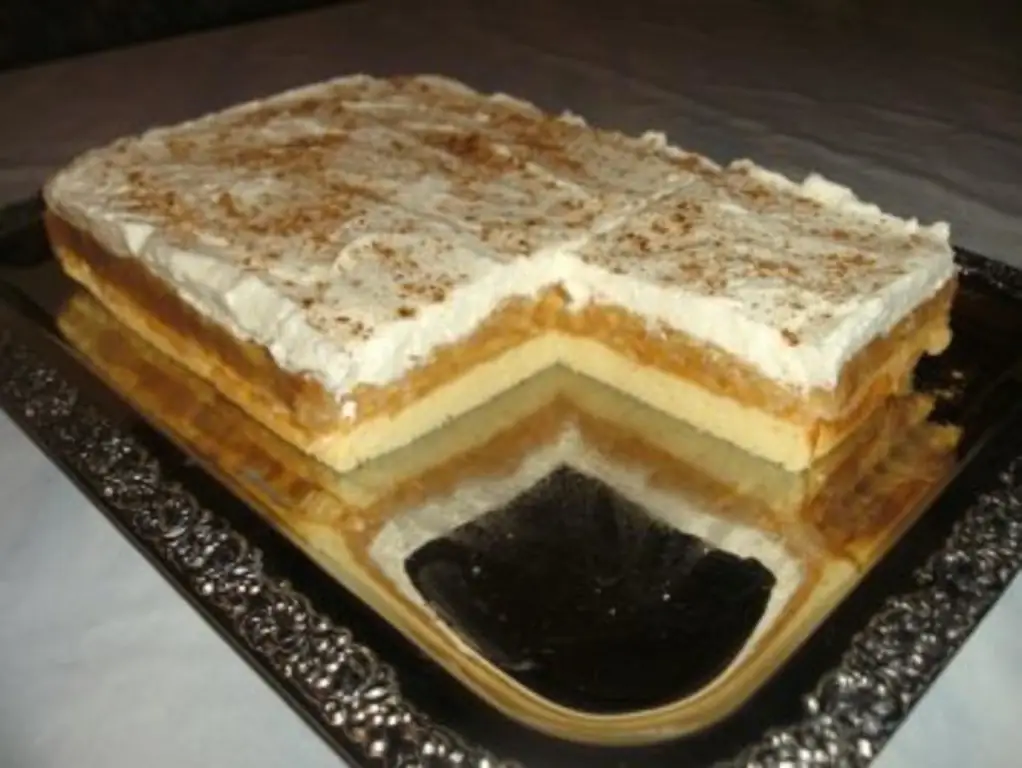Ломтики яблока с коричным кремом