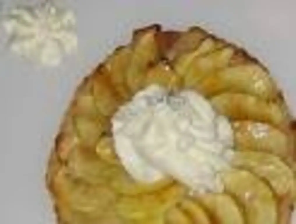 Яблочный тарт с ромовым кремом