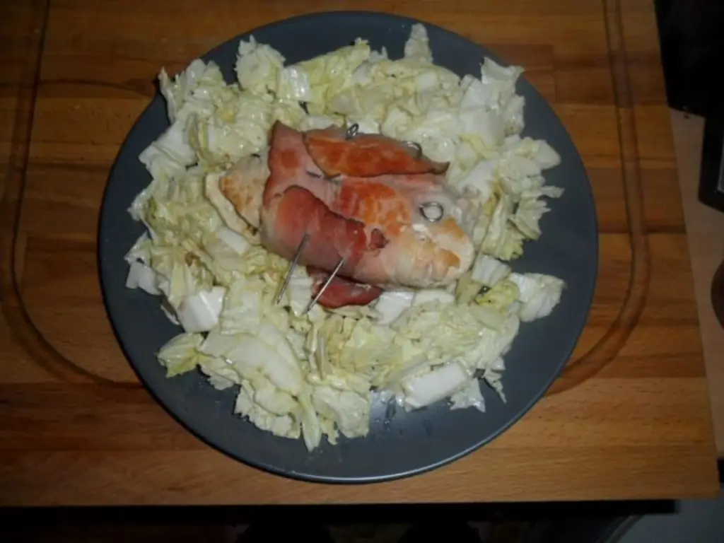 Фаршированные куриные грудки на пекинской капусте