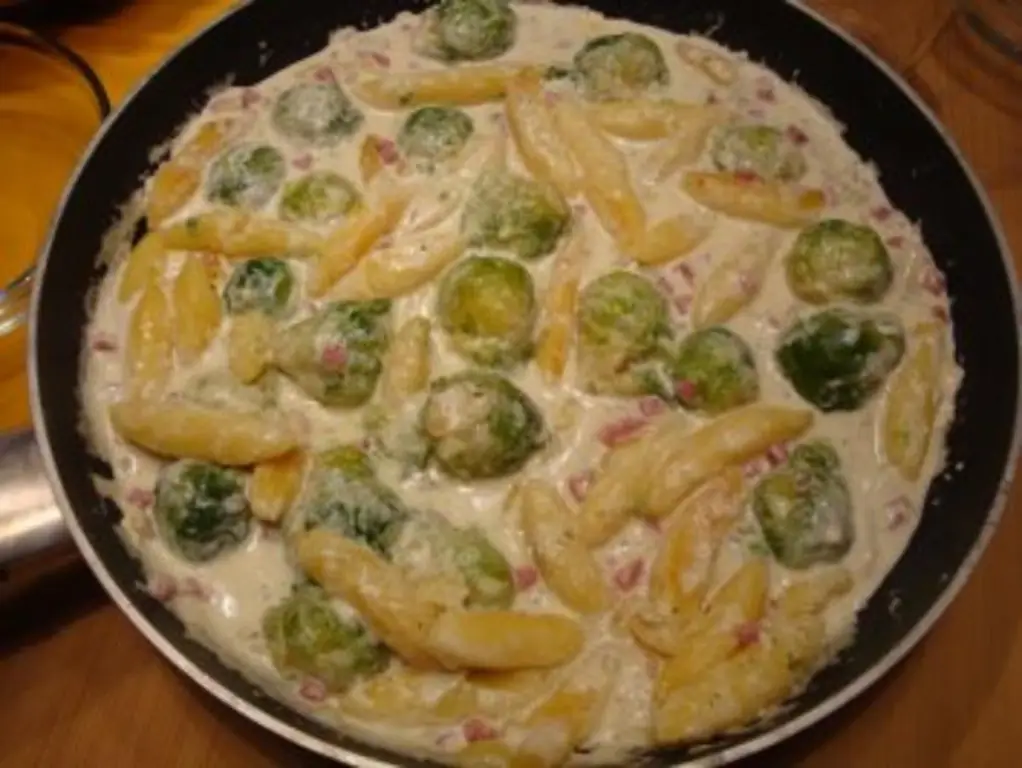Schupfnudel pan с брюссельской капустой и ветчиной